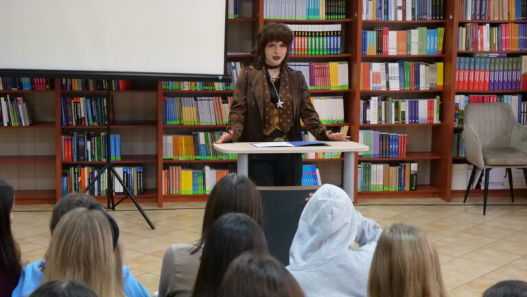 konkurs krasomówczy - młodzież wygłasza przemówienia na zadany temat