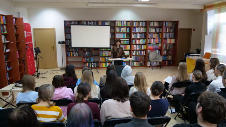 konkurs krasomówczy - młodzież wygłasza przemówienia na zadany temat