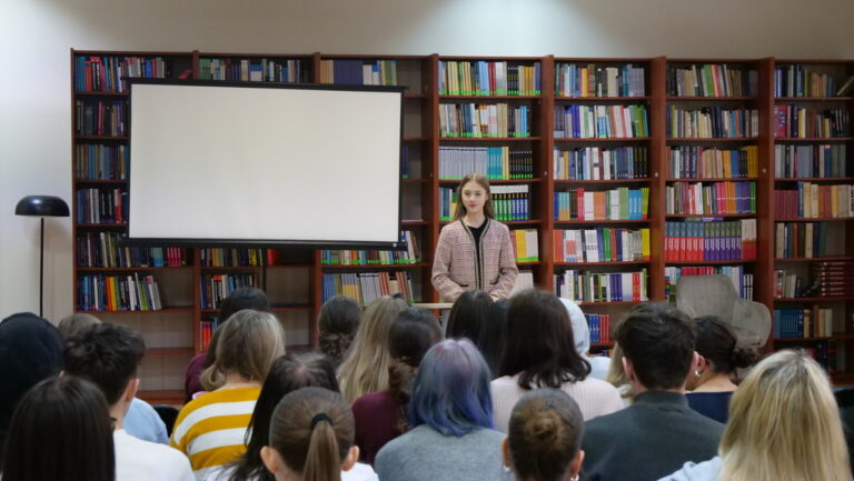 konkurs krasomówczy - młodzież wygłasza przemówienia na zadany temat