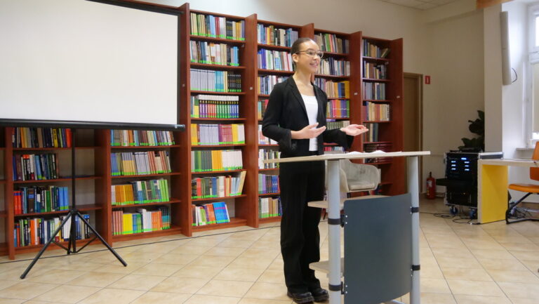 konkurs krasomówczy - młodzież wygłasza przemówienia na zadany temat