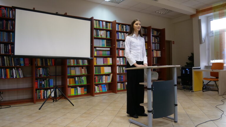 konkurs krasomówczy - młodzież wygłasza przemówienia na zadany temat