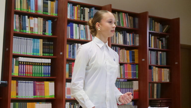 konkurs krasomówczy - młodzież wygłasza przemówienia na zadany temat