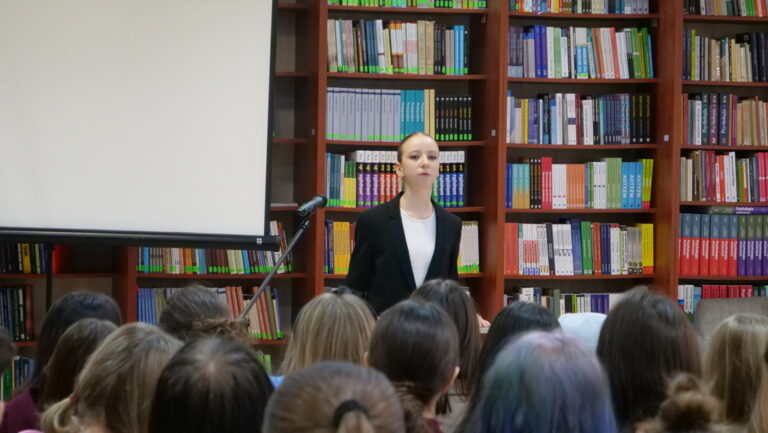 konkurs krasomówczy - młodzież wygłasza przemówienia na zadany temat