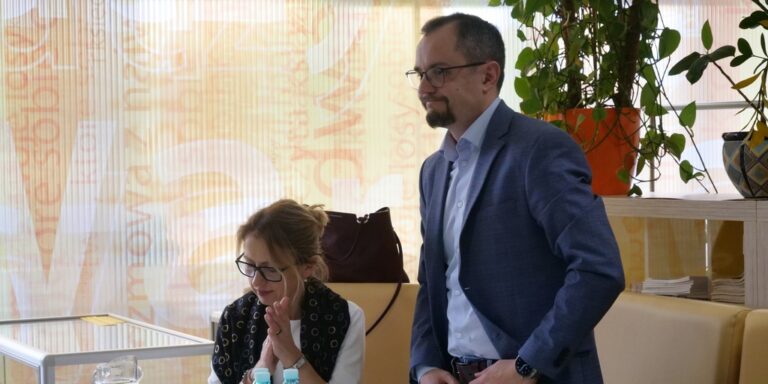 konkurs krasomówczy - młodzież wygłasza przemówienia na zadany temat