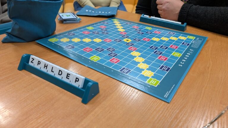 granie w gry planszowe w bibliotece