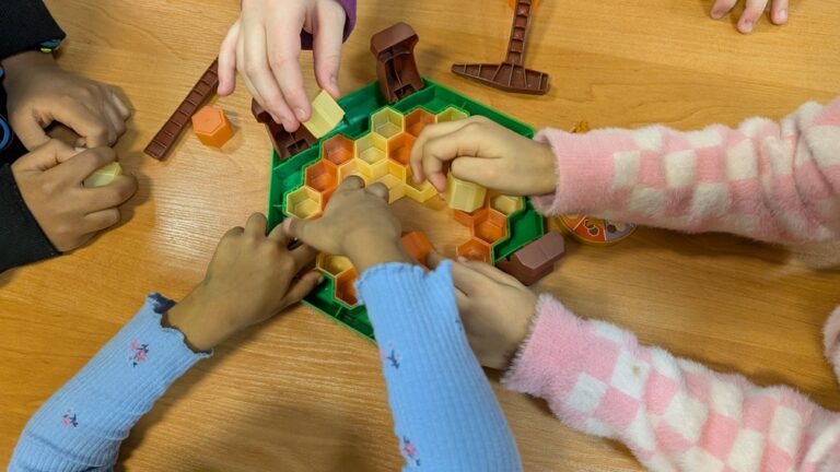 granie w gry planszowe w bibliotece