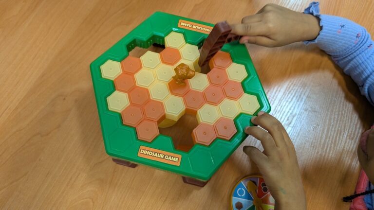 granie w gry planszowe w bibliotece