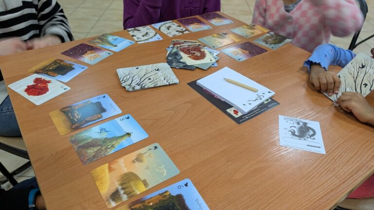 granie w gry planszowe w bibliotece