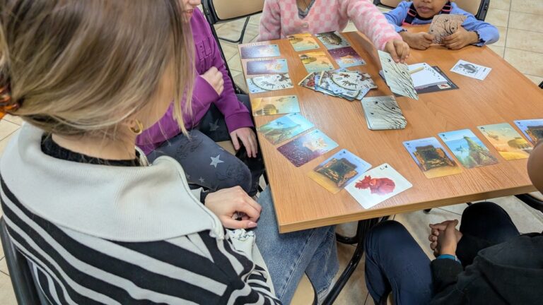 granie w gry planszowe w bibliotece