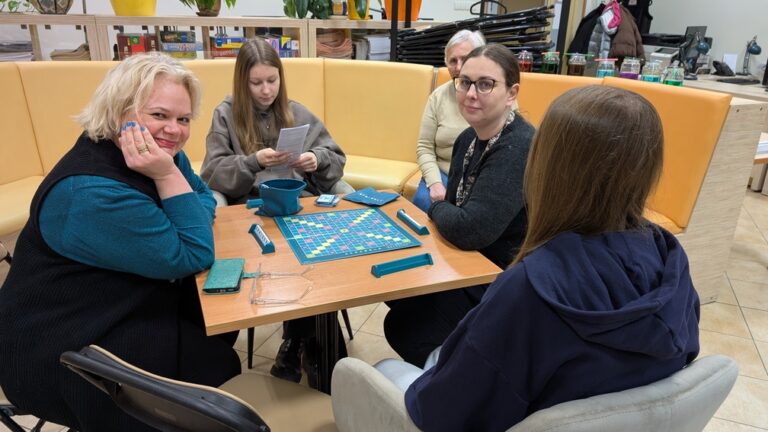 granie w gry planszowe w bibliotece