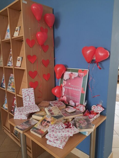 biblioteczne upominki walentynkowe; biblioteka ozdobiona sercami