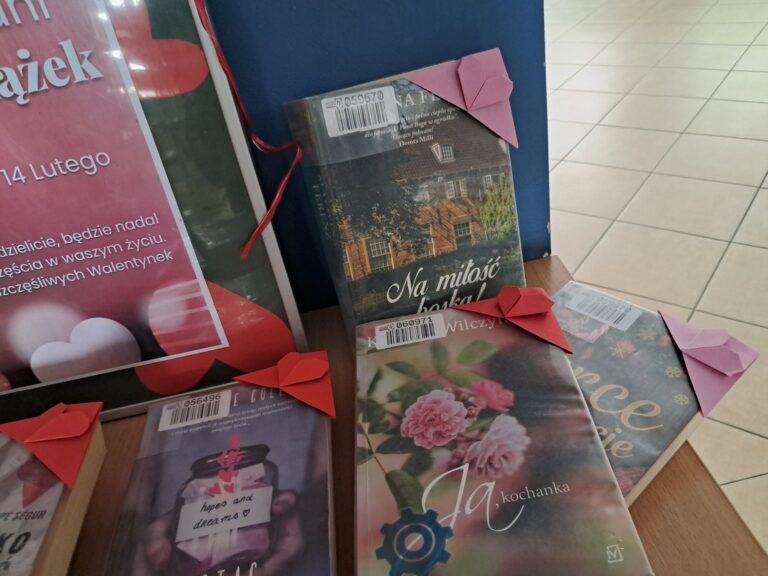 biblioteczne upominki walentynkowe; biblioteka ozdobiona sercami