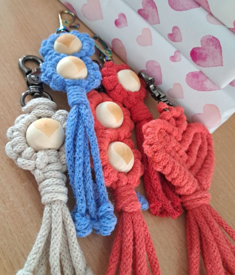 upominek od biblioteki - makrama walentynkowa