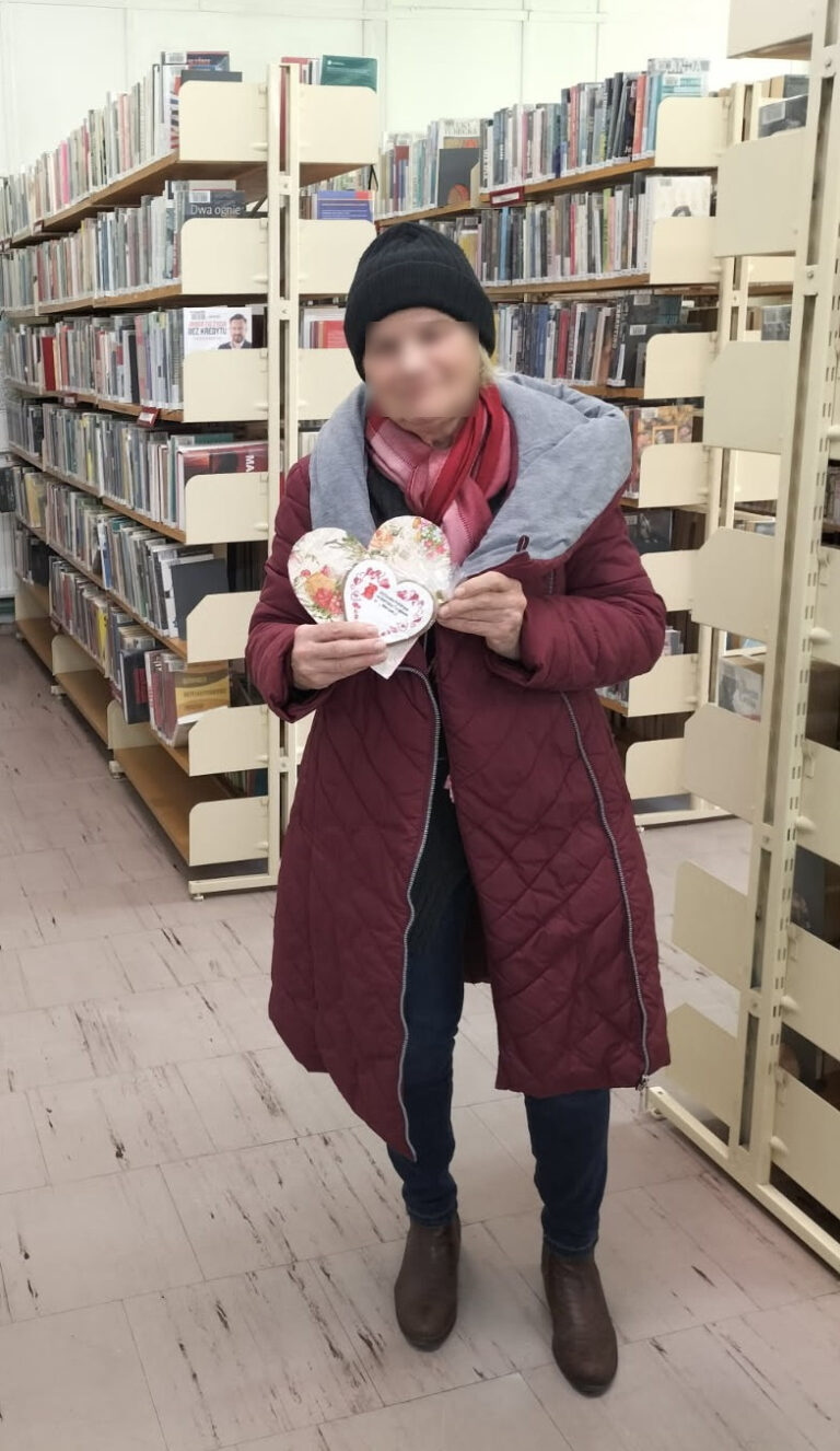 czytelniczka trzyma serce zdobione techniką decoupage