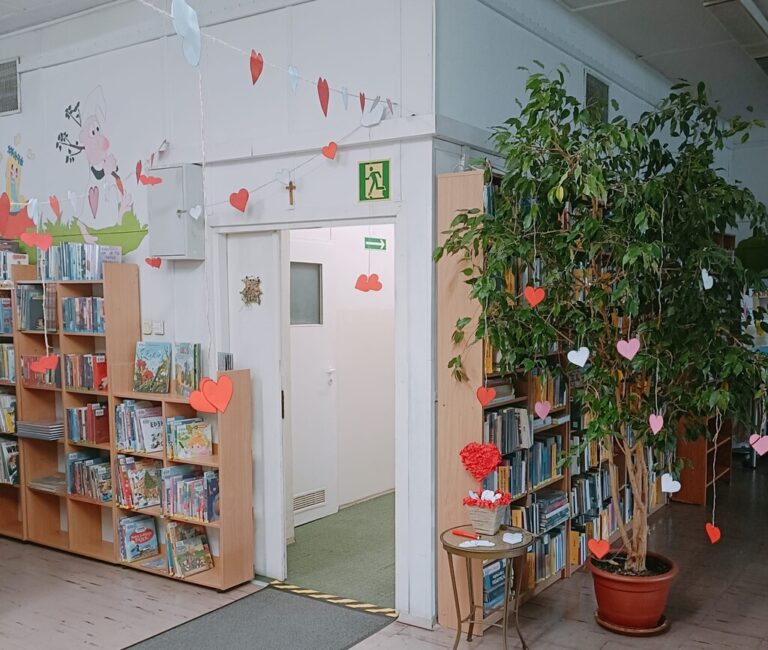 biblioteka i drzewo doniczkowe ozdobione papierowymi sercami