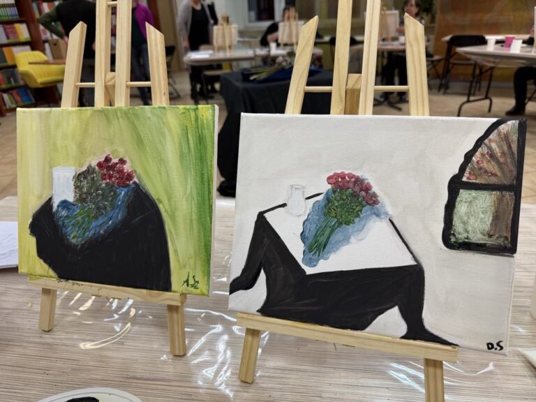 warsztaty malarskie - uczestnicy malowali martwą naturę: róże, koc i wazon
