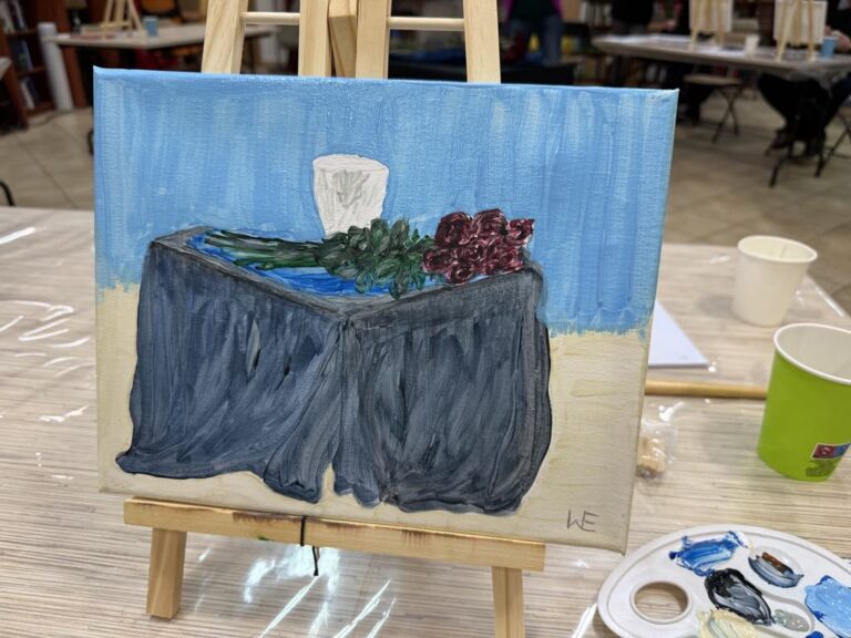 warsztaty malarskie - uczestnicy malowali martwą naturę: róże, koc i wazon