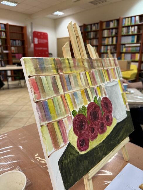 warsztaty malarskie - uczestnicy malowali martwą naturę: róże, koc i wazon