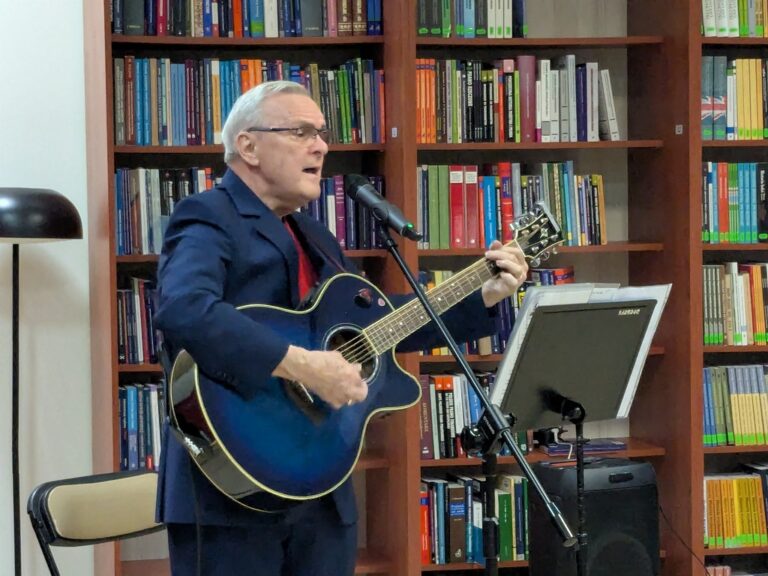 występ zespołu Dwa plus dwa w czytelni; sala szczelnie wypełniona słuchaczami