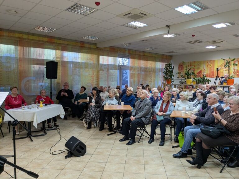 występ zespołu Dwa plus dwa w czytelni; sala szczelnie wypełniona słuchaczami