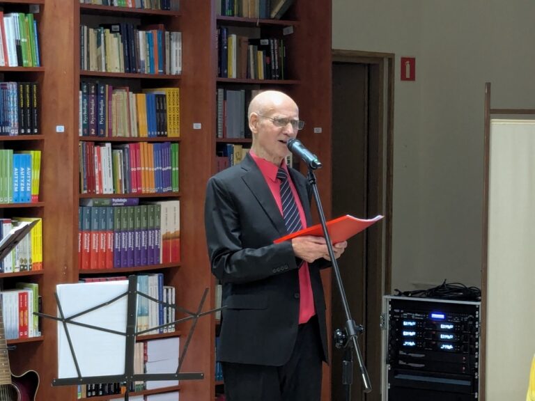 występ zespołu Dwa plus dwa w czytelni; sala szczelnie wypełniona słuchaczami