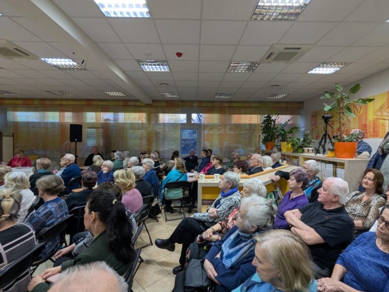 występ zespołu Dwa plus dwa w czytelni; sala szczelnie wypełniona słuchaczami