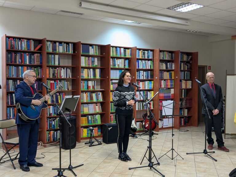 występ zespołu Dwa plus dwa w czytelni
