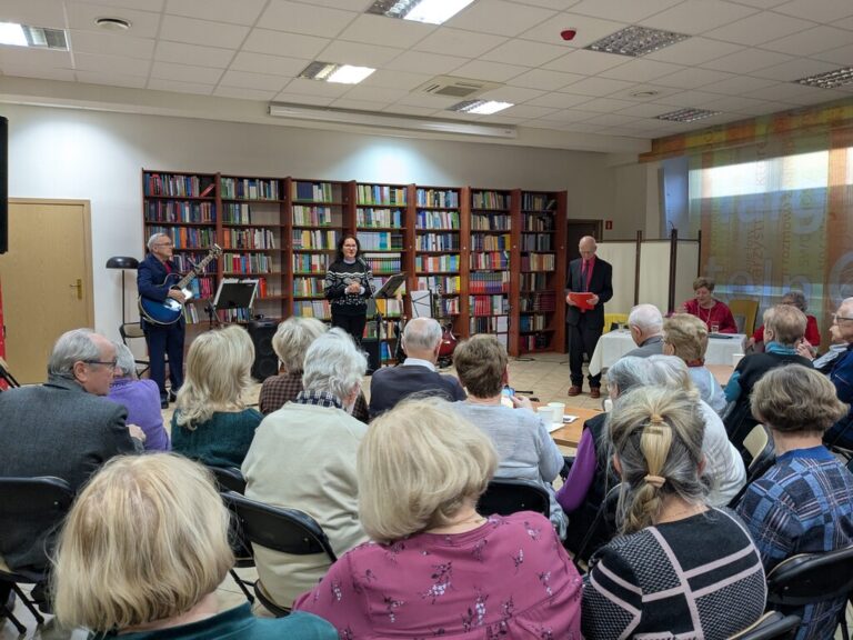 występ zespołu Dwa plus dwa w czytelni