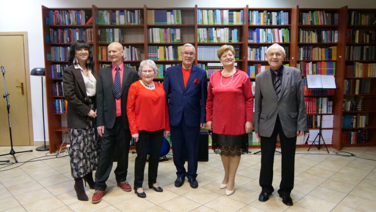 występ zespołu Dwa plus dwa w czytelni