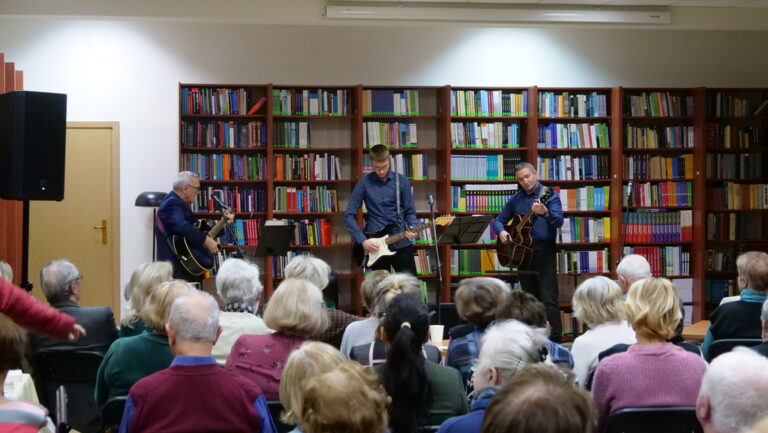 występ zespołu Dwa plus dwa w czytelni