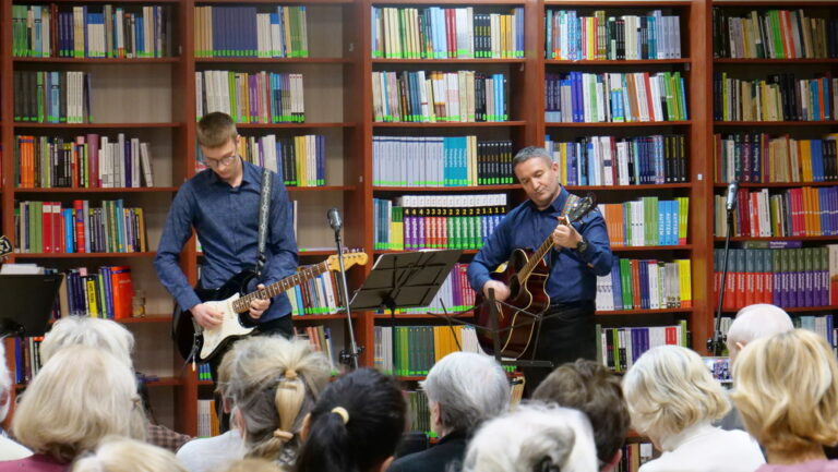 występ zespołu Dwa plus dwa w czytelni