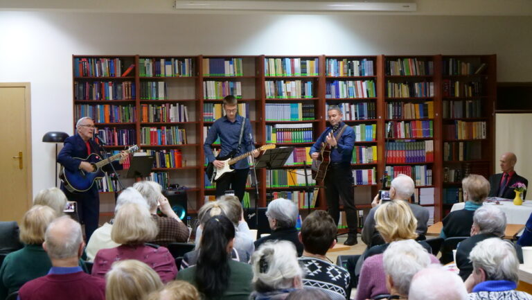 występ zespołu Dwa plus dwa w czytelni
