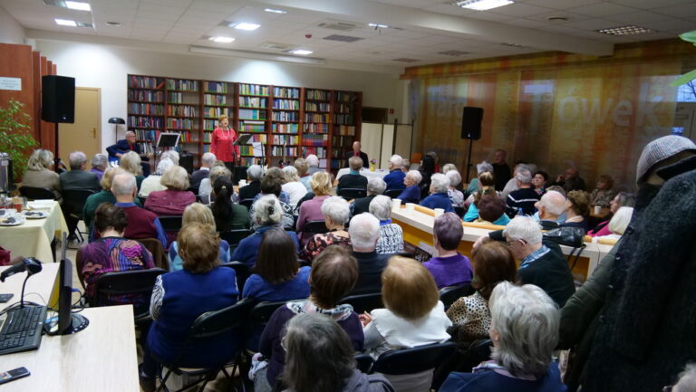 występ zespołu Dwa plus dwa w czytelni