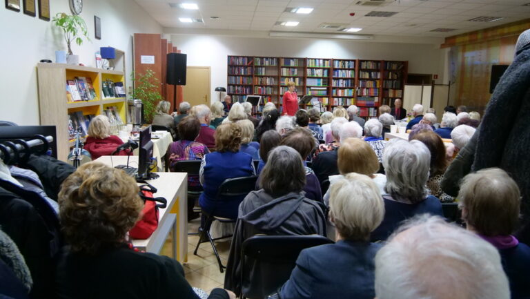 występ zespołu Dwa plus dwa w czytelni