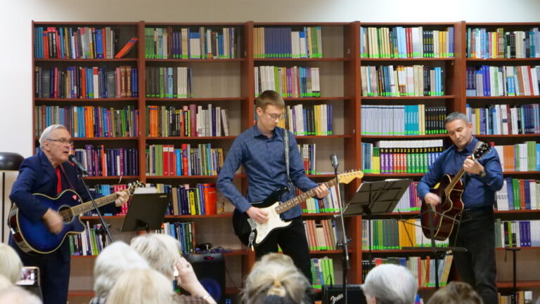 występ zespołu Dwa plus dwa w czytelni