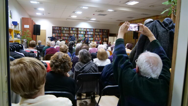 występ zespołu Dwa plus dwa w czytelni