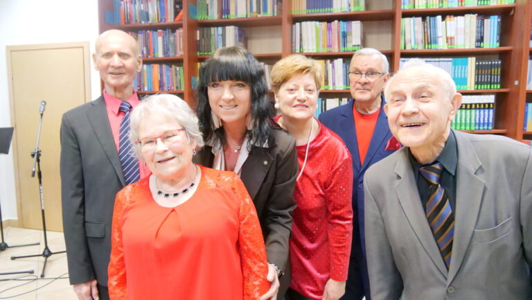 występ zespołu Dwa plus dwa w czytelni