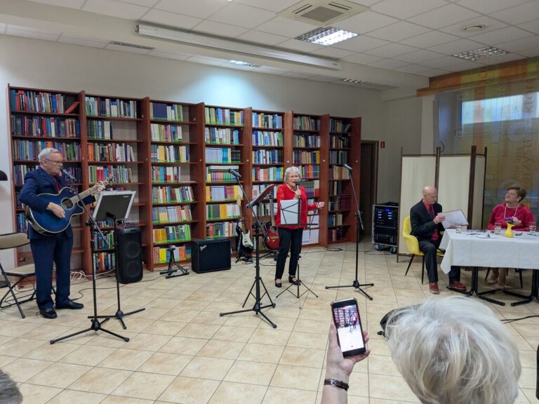 występ zespołu Dwa plus dwa w czytelni; sala szczelnie wypełniona słuchaczami