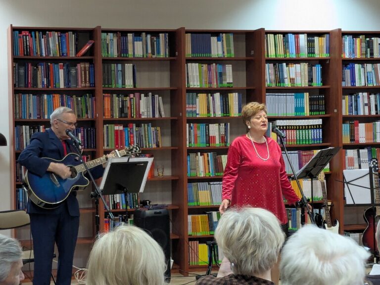 występ zespołu Dwa plus dwa w czytelni; sala szczelnie wypełniona słuchaczami