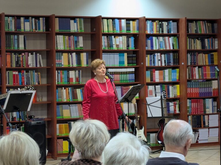 występ zespołu Dwa plus dwa w czytelni; sala szczelnie wypełniona słuchaczami