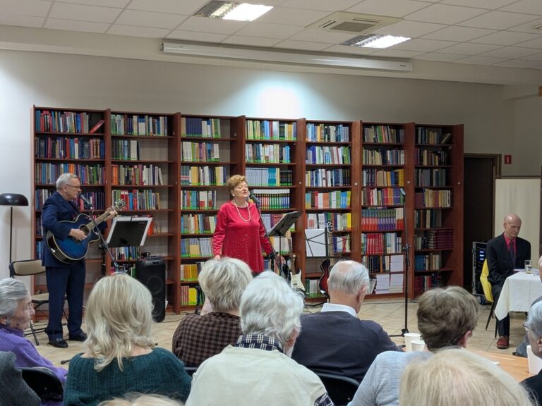 występ zespołu Dwa plus dwa w czytelni; sala szczelnie wypełniona słuchaczami