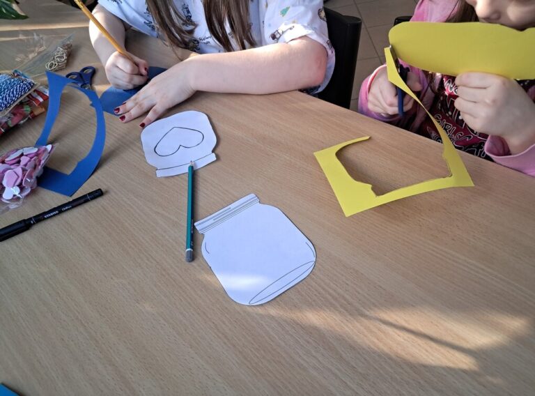 warsztaty walentynkowe w bibliotece - tworzenie słoików zdobionych sercami