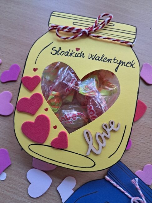 warsztaty walentynkowe w bibliotece - tworzenie słoików zdobionych sercami