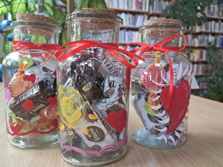warsztaty walentynkowe w bibliotece - tworzenie słoików zdobionych sercami