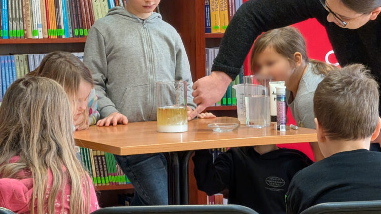 zimowe eksperymenty - zajęcia dla dzieci w bibliotece