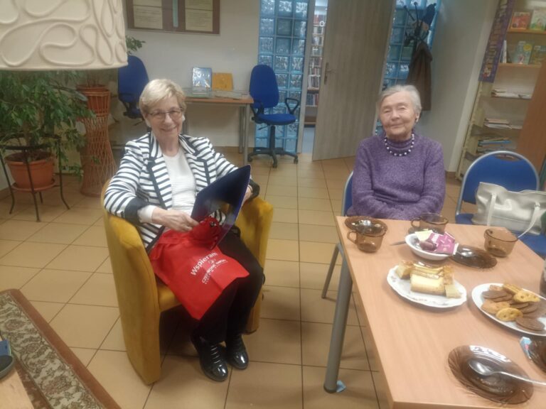 spotkanie grupy poetyckiej Akant w bibliotece przy ciastkach i herbacie