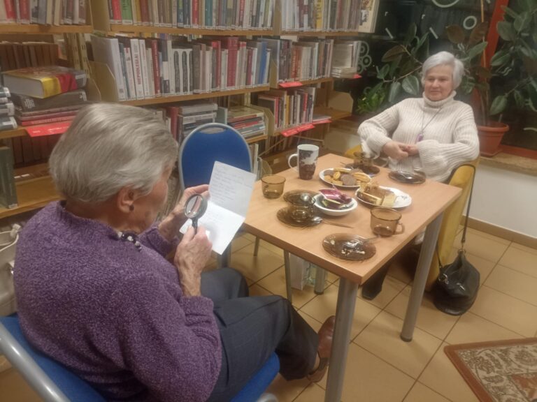 spotkanie grupy poetyckiej Akant w bibliotece przy ciastkach i herbacie