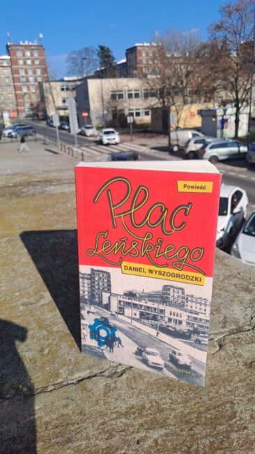 książka na murku przy placu Leńskiego