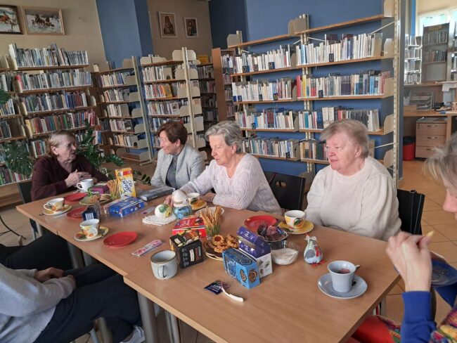 seniorki siedzą przy stole, herbaciane środy