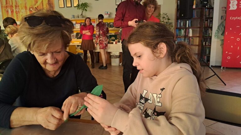 kobieta i dziewczynka przy stole